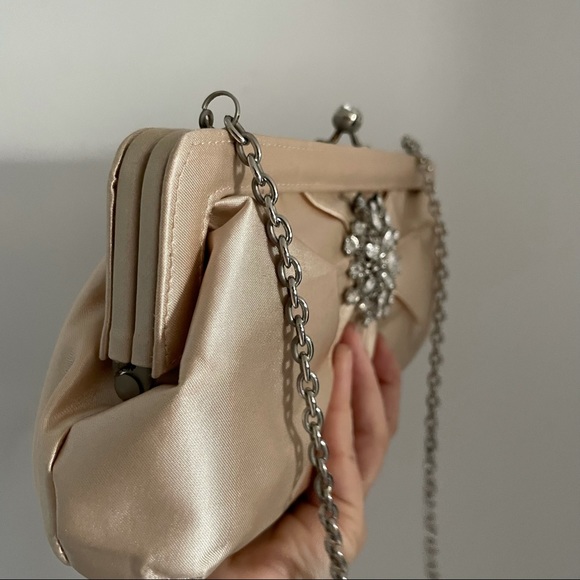Le sera satin evening bag with silver chain strap - Picture 4 of 8